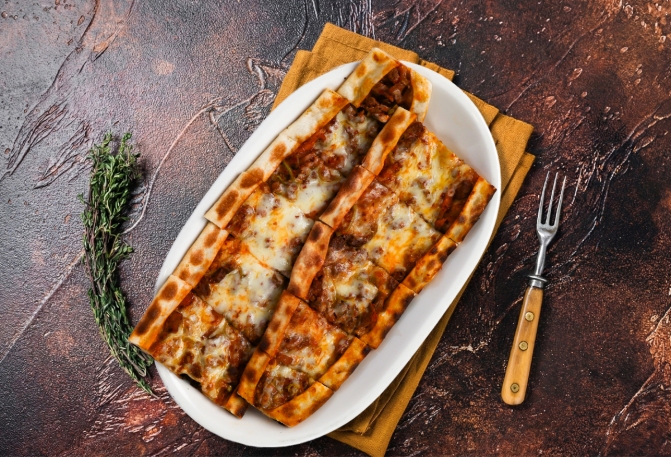 Kuşbaşılı Kaşarlı Pide